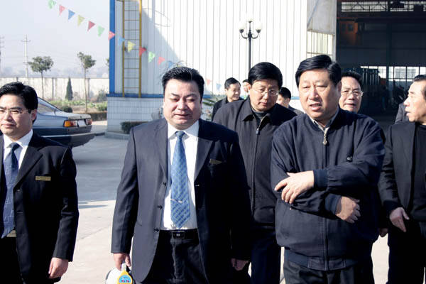 天下人大副委员长张平观赏中德机床 天下人大副委员长张平观赏中德机床