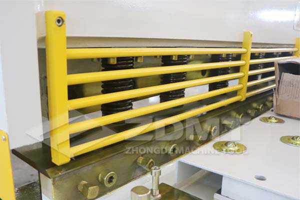 简略单纯式防护栅栏.jpg 简略单纯式防护栅栏.jpg