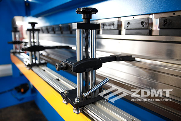 中德机床联袂意大利ESA胜利研制新型电液同步数控折弯机4